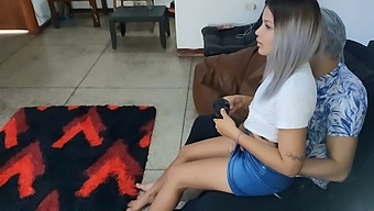 Съблазнявам И Доставям Удоволствие На Снаха Си Със Секс Играчка, Докато Родителите Й Са Наблизо, Рискувайки Да Се Изложа